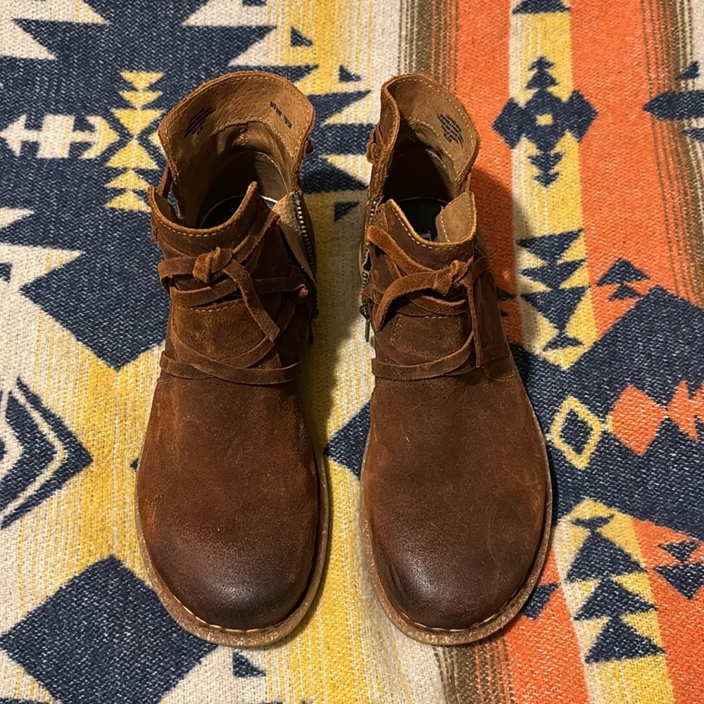 Born Women’s Calyn boots, size 8